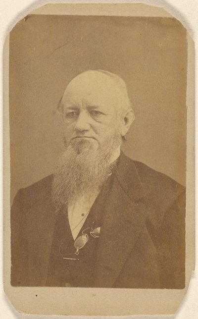 [Ongeïdentificeerde oudere man met een lange baard, een pince-nez om zijn nek]. door Peter S. Weaver