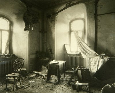 Russische Revolutie van 1917: interieur van het Chudov-klooster in het Kremlin van Moskou na het bombardement van november 1917. Fotografie van Pyotr Petrovich Pavlov (1860-1925) door Petr Petrovich Pavlov