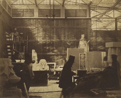 [Opslagruimte met ambachtslieden en gipsafgietsels, Crystal Palace], 1852 door Philip Henry Delamotte