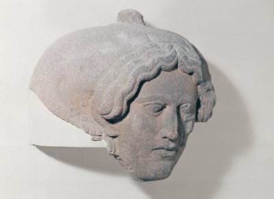 Hoofd van een vrouw, fragment van een sarcofaag door Phoenician
