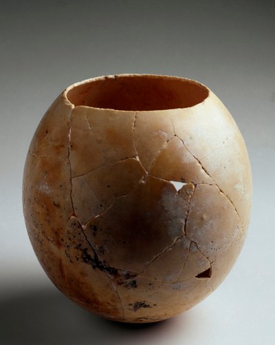 Fenicische kunst: leeg struisvogelei. 7e eeuw v.Chr. door Phoenician