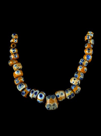Fenicische kunst: glazen pasta ketting. 4e-3e eeuw v.Chr. door Phoenician