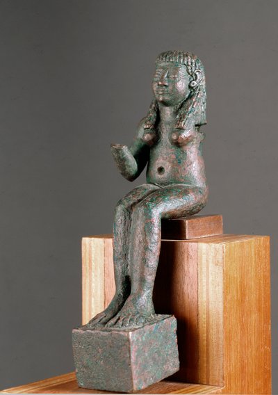 Fenicische kunst: voorstelling van de godin Astarte. Bronzen beeld uit de 7e eeuw v.Chr. Uit het heiligdom van Carambolo in Spanje. Dim. 16 cm Sevilla, archeologisch museum door Phoenician