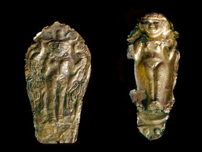 Fenicische kunst: twee gouden beeldjes, links de godin Ishtar (Inanna of Astarte) op een plaat, rechts een vruchtbaarheidsgodin met opgeheven armen van de site van Tink El Beida, Syrië. 15e-12e eeuw v.Chr. Parijs Louvre Museum door Phoenician