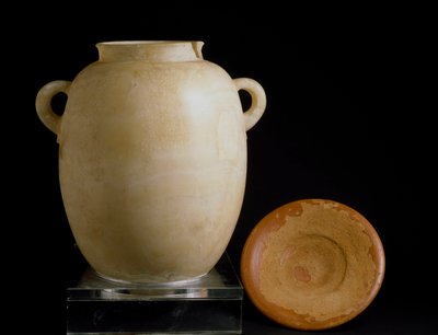 Fenicië: albasten urn en kleiplateau van de site van Laurita. 7e eeuw v.Chr. Museo Arqueológico, Granada, Spanje door Phoenician