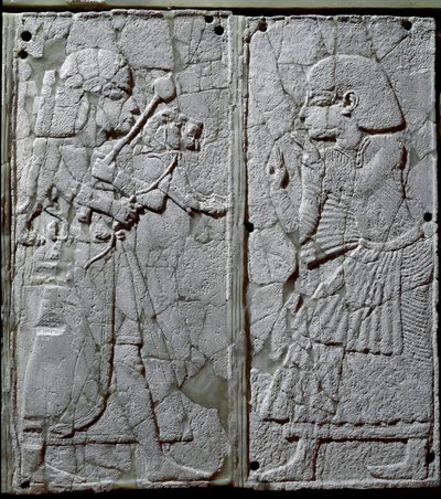 Fenicische beschaving: bedornament versierd met een ivoren reliëf van een bewaker die een leeuw aan de koning presenteert door Phoenician