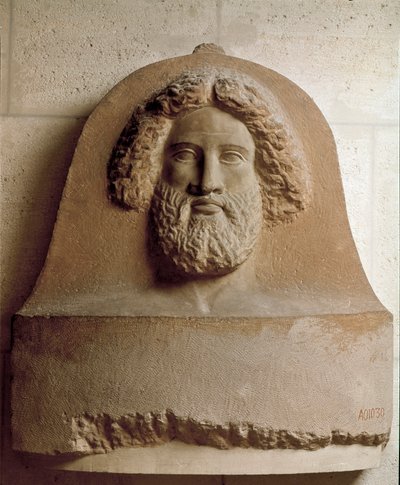 Beschaving van de Feniciërs: hoofd van een man uitgehouwen op een Fenicische sarcofaag. 4e eeuw v.Chr. door Phoenician Phoenician