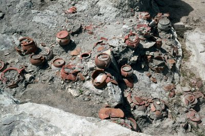 Beschaving van de Feniciërs: resten van vazen, vindplaats van de tophet van de Punische stad Sulcis op het huidige eiland Sant