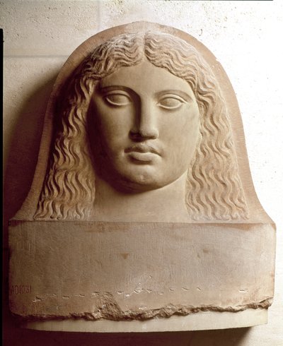 Fenicische beschaving: vrouwenhoofd uitgehouwen op een Fenicische sarcofaag. 4e eeuw v.Chr. Marmeren reliëf. Dim. 72 cm Parijs, Musee du Louvre door Phoenician Phoenician