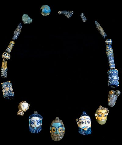 Ketting in glas pasta met hangers die bebaarde hoofden afbeelden, oorspronkelijk uit Olbia, nu bewaard in het Nationaal Archeologisch Museum van Cagliari door Phoenician Phoenician