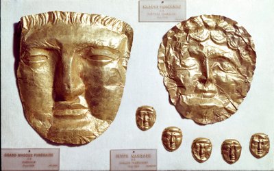Fenicische kunst: grote gouden maskers op het gezicht van vrouw en man en groep van vijf kleine gouden maskers onderaan door Phoenician Phoenician