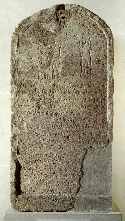 Fenicische kunst: kalkstenen stèle van Yehaumilk, koning van Byblos. Hij vertegenwoordigt de godin Baalat, Vrouwe van Byblos, die de Hathorische kroon draagt. Uit het heiligdom van de Vrouwe van Byblos. 4e eeuw v.Chr. Parijs, Louvre Museum door Phoenician Phoenician