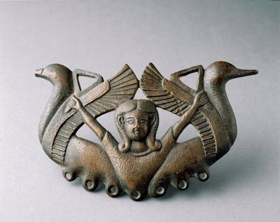 Fenicische kunst: voorstelling van de godin Astarte. Ze wordt omringd door twee vogels die opstijgen. Bronzen beeldhouwwerk uit de 6e eeuw v.Chr. Uit Sevilla. Sevilla, archeologisch museum door Phoenician School