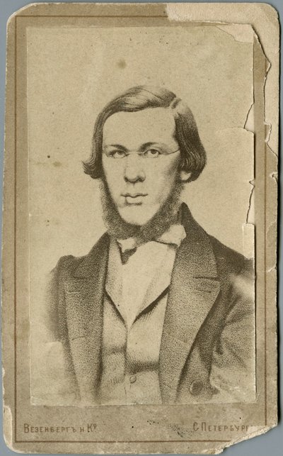 Nikolay Alexandrovich Dobrolyubov door Photo studio Wesenberg