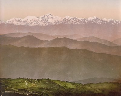 Darjeeling. Kinchinjunga en de Sneeuws van Kutcherry Hill door Photoglob Co. (Zurich, active c. 1890 1910)