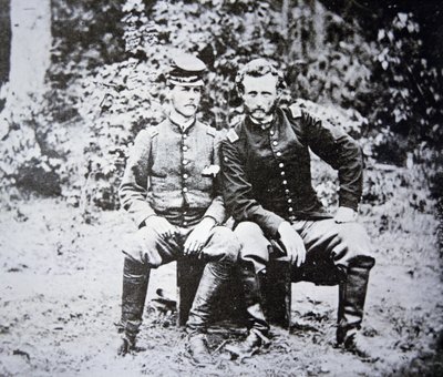 Portret van Luitenant George A. Custer (1839-1876) (zonder hoed) met zijn krijgsgevangene Luitenant Washington van het Zuidelijke leger, gevangen in mei 1862 door Photographer American