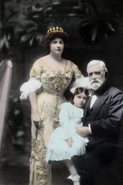 Australische zangeres Nellie (Nelly) Melba (1861-1931) met haar vader en een onbekend klein meisje. Melbourne, begin 20e eeuw door Photographer Australian