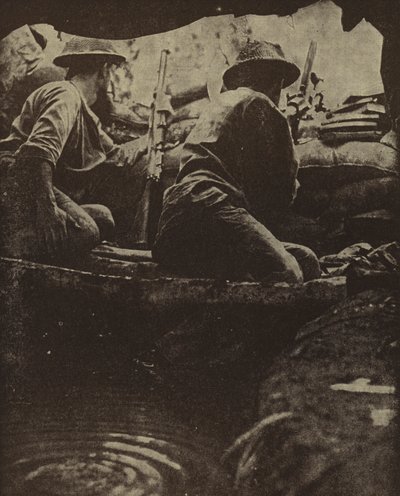 Australische soldaten in een met water gevulde schuttersput, Sanananda, Nieuw-Guinea, Tweede Wereldoorlog door Photographer Australian