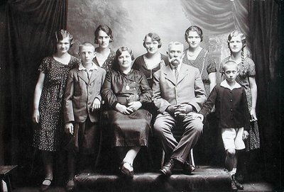 Gezin met talrijke kinderen, begin twintigste eeuw door Photographer Austrian