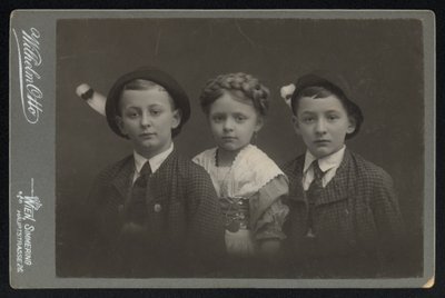 Portret van drie Oostenrijkse kinderen door Austrian Photographer