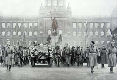 Tsjechische troepen begeleiden president Thomas Masaryk in Praag, 25 december 1918 (zw/w foto) door Photographer Czech