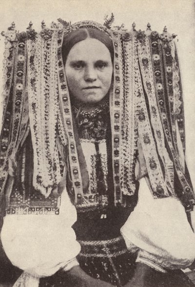 Tsjechische vrouw met een hoofdband van linten waarbij elk lint een vrijer aangeeft die ze in het huwelijk heeft geweigerd door Photographer Czech