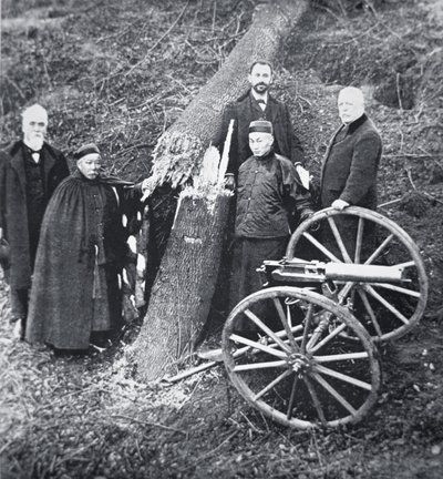 Hiram Maxim demonstreert de kracht van zijn geweer aan Chinese regeringsfunctionarissen door Photographer English