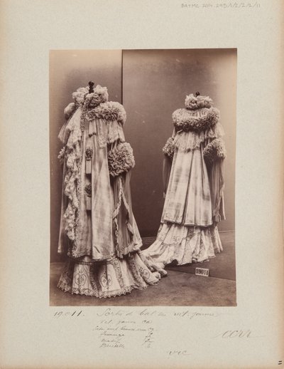 Albumpagina: House of Worth, Sortie de Bal door Photographer French