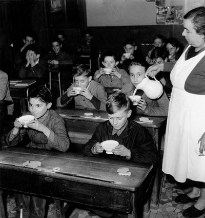 Gratis melk in Franse scholen, 8 december 1954 door Photographer French