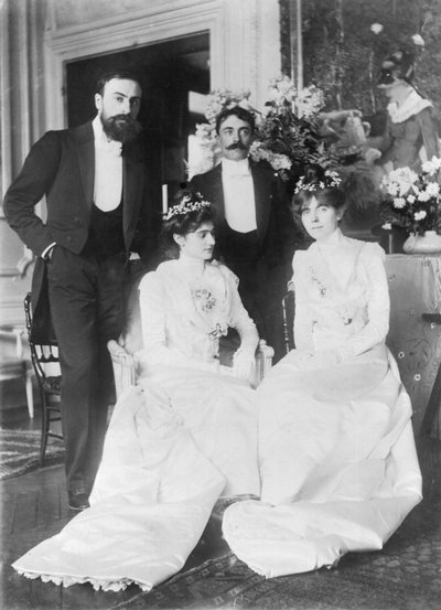 L-R: Ernest Rouart (1874-1942) en zijn vrouw Julie Manet (1878-1967), Paul Valery (1871-1945) en zijn vrouw Jeannie Gobillard (1877-1970), op de dag van hun huwelijk, mei 1900 door Photographer French