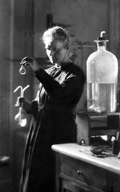 Marie Curie in haar laboratorium in 1925 door Photographer French