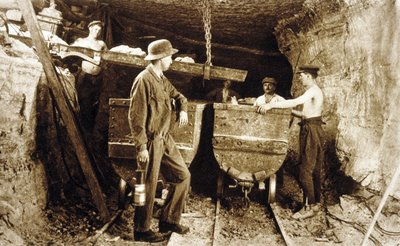 Mijnwerkers in een kalimijn, Elzas, ca. 1900 door Photographer French