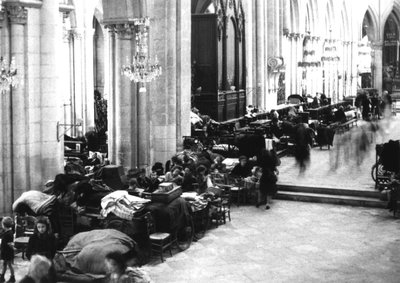 Mensen zoeken toevlucht in de Kathedraal van Caen, juli 1944 (zw/w foto) door Photographer French