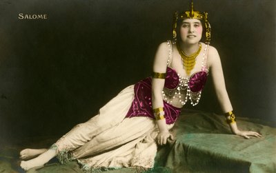 Salome verleidelijk geposeerd in een onthullend kostuum door Photographer French