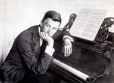 Sergei Prokofiev en zijn piano door Photographer French