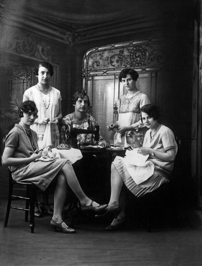 Naaiatelier, ca. 1920 door Photographer French