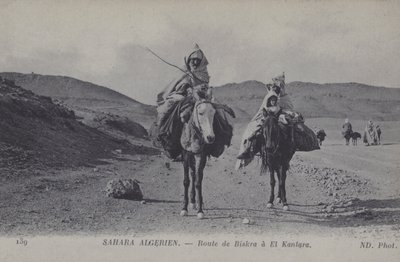 Reizigers in de Algerijnse Sahara op de weg van Biskra naar El Kantara (zw/w foto) door Photographer French