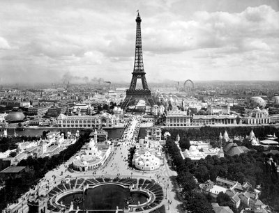 Uitzicht op de Champs de Mars en de Eiffeltoren, Wereldtentoonstelling Parijs door Photographer French