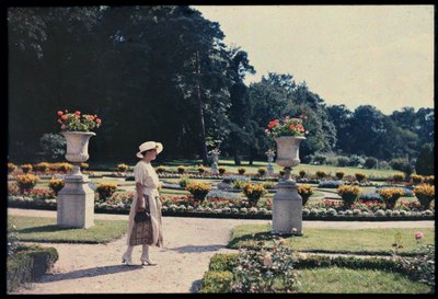 Wandelende vrouw in de tuin van de Bagatelle, Parijs, ca.1920 (foto) door Photographer French