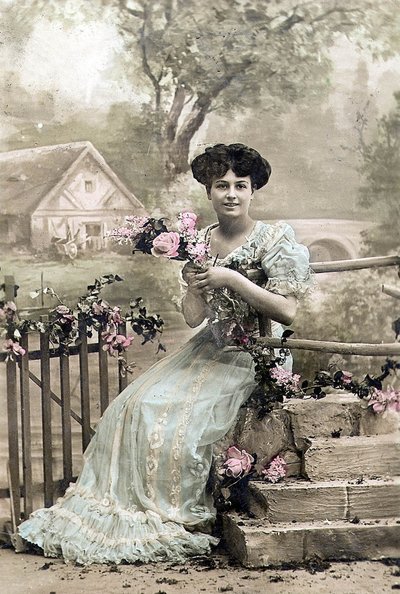 Vrouw met bloemenkrans, ansichtkaart, ca. 1900 door Photographer French