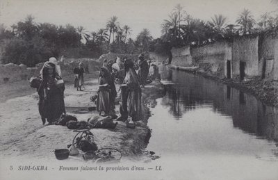 Vrouwen die water verzamelen in Sidi-Okba, Algerije door Photographer French