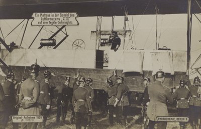 Een matroos in de gondel van Zeppelin LZ III op het schietterrein van Tegel, Berlijn door Photographer German