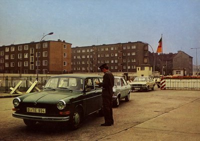 Volgens de Overeenkomst tussen de Regering van de Duitse Democratische Republiek en de Senaat van West-Berlijn Bezoekers... door Photographer German