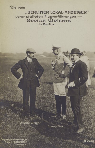 Amerikaanse vliegenier Orville Wright in gesprek met kroonprins Wilhelm van Duitsland tijdens een bezoek aan Berlijn door Photographer German