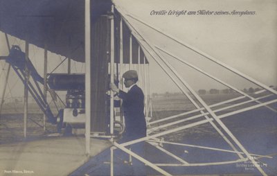 Amerikaanse vliegenier Orville Wright inspecteert de motor van zijn vliegtuig (zwart-wit foto) door Photographer German