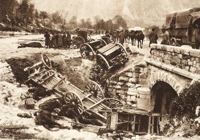 Een Italiaanse munitiekonvooi op een bevoorradingsroute nabij Udine onder Duits artillerievuur (zw/w foto) door Photographer German
