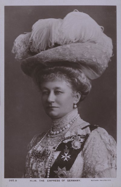 Augusta Victoria van Sleeswijk-Holstein, keizerin van Duitsland en vrouw van Wilhelm II door Photographer German