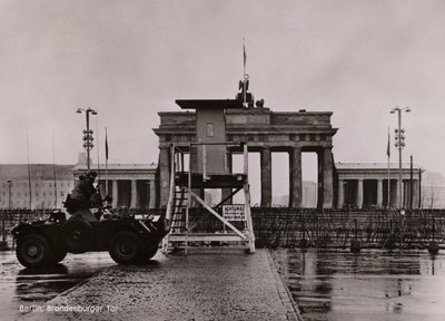 Britse pantserwagen op de grens tussen Oost- en West-Berlijn bij de Brandenburger Tor door Photographer German
