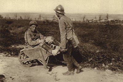 Gevangen Franse soldaat vervoert zijn gewonde kameraad in een kruiwagen, Eerste Wereldoorlog door Photographer German