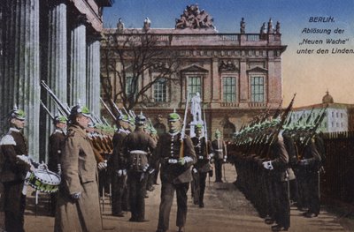 Wisseling van de wacht bij de Neue Wache, Unter den Linden, Berlijn, Duitsland door Photographer German